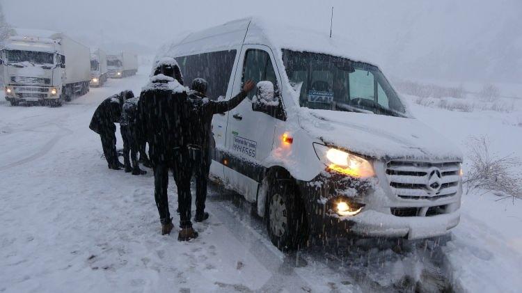 <p>Yüksekova-Hakkari karayolunda yoğun kar yağışı ve tipi nedeniyle onlarca araç mahsur kaldı.</p>
