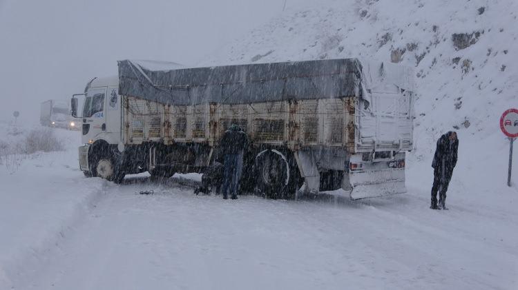 <p> Hakkari-Yüksekova karayolunda etkisini arttıran kar nedeniyle sürücüler zor anlar yaşadı.</p>
