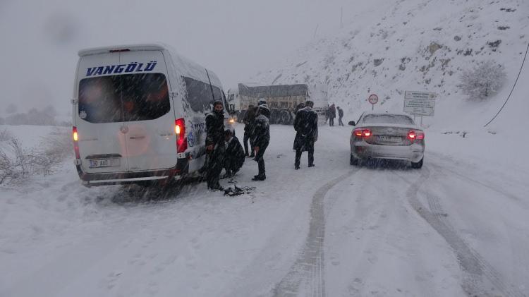 <p>Kar yağışı ve tipi nedeniyle onlarca araç yolda mahsur kalırken, bazı araçlar ise yoldan çıkarak bariyerlere çarptı.</p>
