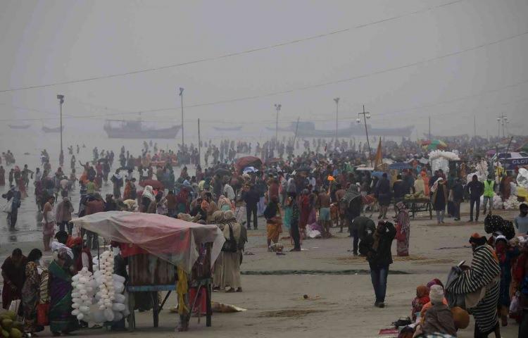 <p>Eyaletin kuzeyindeki Praygraj kentinde düzenlenen festivalde on binlerce Hindu bir araya geldi.</p>
