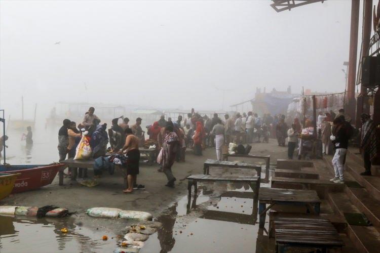 <p>Medyaya yansıyan görüntülerde, festivale katılanların sosyal mesafeye fazla dikkat etmediği, Ganj Nehri kıyısındaki kalabalığın büyük kısmının maske takmadığı kaydedildi.</p>
