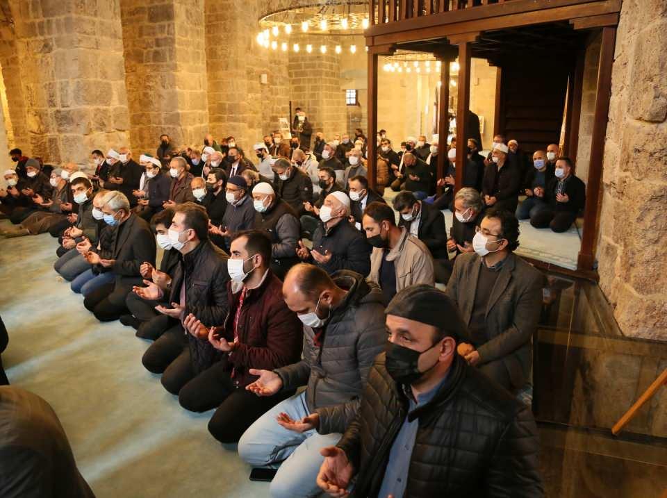 <p> Kubbesi ve minaresinin ahşap külahı yanan cami, büyük hasar görünce ibadete kapatıldı. Zaman içinde yenilenmemesi yüzünden camiye, halk arasında 'kesik minare' denilmeye başlandı. </p>