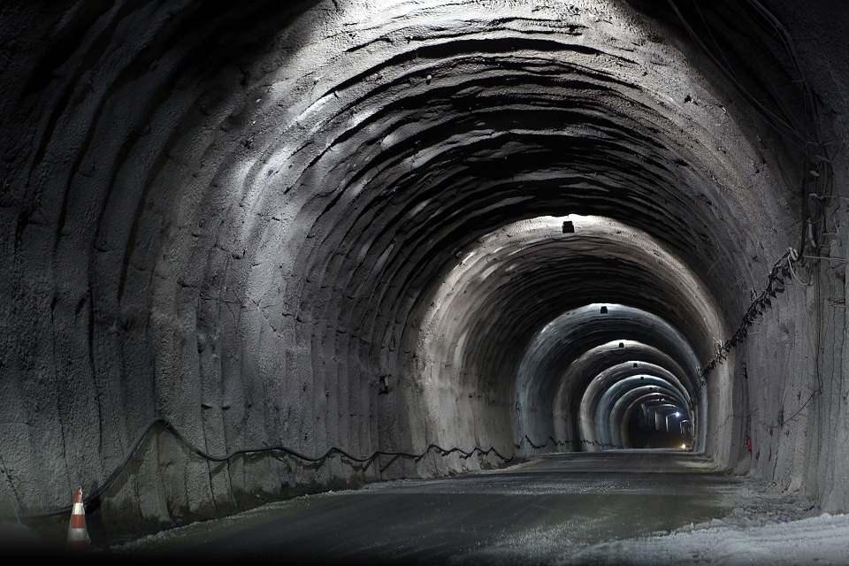 <p>Kamu-özel iş birliği projeleri ile 38 ayrı proje de yapım sırasında devletin kasasından 1 kuruş çıkmadan 37,5 milyar dolarlık yatırımla havalimanları, limanlar ve 1250 kilometre otoyol altyapısını tamamladık. Bugün Türkiye, son 19 yıldaki çalışkanlığı sayesinde, Avrupa'da en iyi performans sağlayan 3'üncü ülke konumunda, kamu-özel iş birliği yatırım hacmi sıralamasında ise dünyada 13'üncü sırada yer alıyor. Hava yolu, kara yolu ve denizcilik alanlarında kamu-özel iş birliği modeli ile yapılan yatırımlar incelendiğinde, 2024 yılında başa baş noktaya gelineceği görülüyor. Bu da 2025 yılından itibaren elde edeceğimiz gelirlerin, yapacağımız ödemelerin üzerinde olacaktır. Böylece ulaştırma sektörü genel olarak değerlendirildiğinde, kamu-özel iş birliği modeli ile yapılan projeler özelinde net nakit akışı sağlanacak. Dolayısıyla devletimiz ilave gelirlere de kavuşacak."</p>
<p> </p>