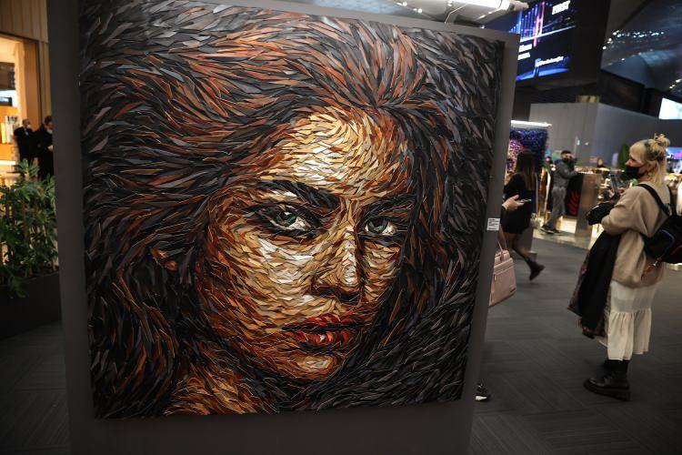 <p> Sanatçı Deniz Sağdıç'ın atık malzemelerle ürettiği portreler, İstanbul Havalimanı'nda ziyaretçilerle buluştu.</p>
