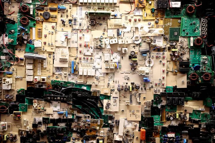 <p>Burada da g&ouml;rd&uuml;ğ&uuml;n&uuml;z aslında b&uuml;t&uuml;n eserler her bir yolcunun bıraktığı k&uuml;&ccedil;&uuml;k par&ccedil;acıklardan oluşuyor. Sergide o par&ccedil;alardan yaptığım din, dil, ırk g&ouml;zetmeksizin &ccedil;eşitli insan portreleri sizi karşılıyor." dedi.</p>
