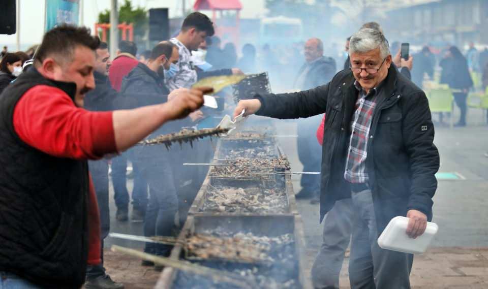 <p>Bu çerçevede 2 ton hamsi hazırladık ve halkımıza ikram ettik. Bunu inşallah önümüzdeki süreçte geleneksel hamsi festivaline çevirmeyi planlıyoruz.</p>