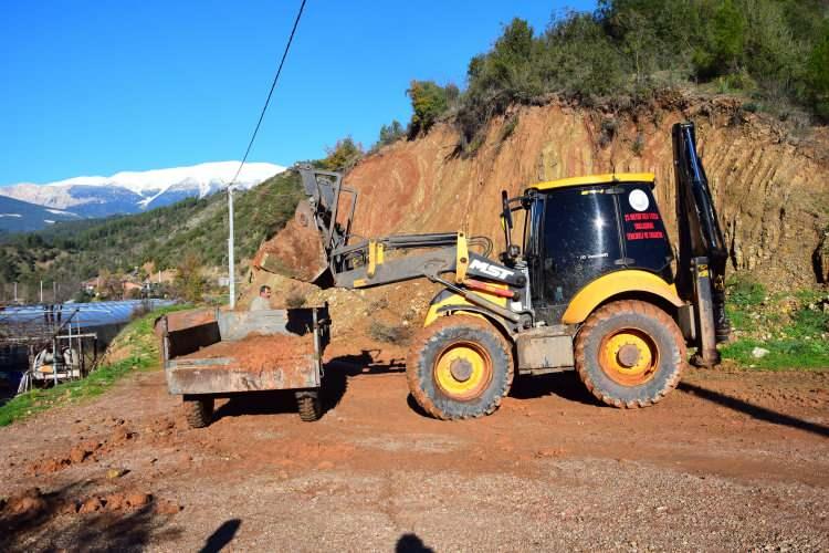 <p> Kepçe ile önce yollara şarampol açtılar. Ardından, yolun su biriken çukur bölümlerini doldurdular. Heyelan yaşanan alanlardaki molozları kepçe ve traktör yardımı ile aldılar.</p>