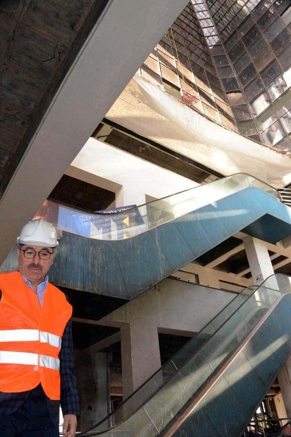 <p> "Burada, kamuoyunda bilindiğinin aksine binanın yıkımı için belediye bütçemizden herhangi bir masraf yapmıyoruz. Yapmış olduğumuz ihale sonucunda burayı yıkan firma, hem binayı yıkacak hem de belediye bütçemize 6 milyon 600 bin liralık bir katkı sağlayacak. Yani biz, binanın yıkımı için bir masraf yapmadığımız gibi aynı zamanda bütçemize de bir katkı sağlıyoruz" diye konuştu.</p>
