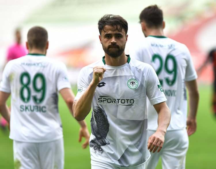 <p>Futbola 2004 yılında Gençlerbirliği altyapısında başlayan Ahmet, 2011'in yaz mevsiminde profesyonel olup A takıma yükseldi. A takımın sezon hazırlık kamplarına, bazı antrenmanlara ve resmî müsabakalara takımı ile çıksa da ilk sezonunda Gençlerbirliği'nin A2 takım'da görev yaptı. </p>