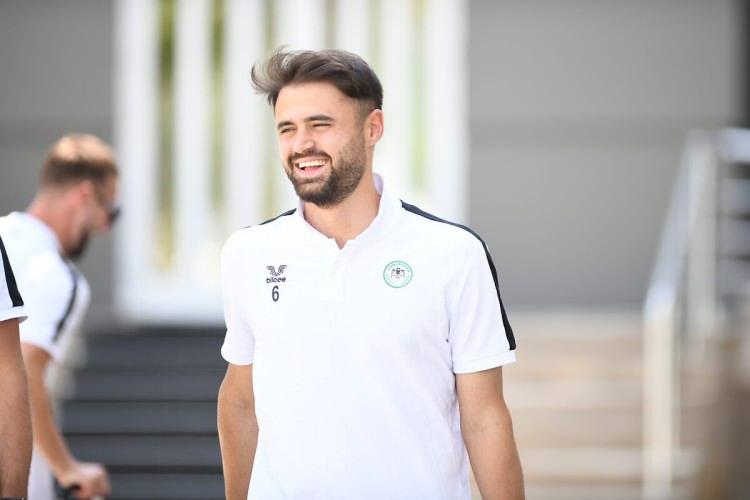 <p>Süper Lig ekiplerinden Konyaspor'un futbolcusu Ahmet Çalık, trafik kazasında hayatını kaybetti.</p>
<p></p>