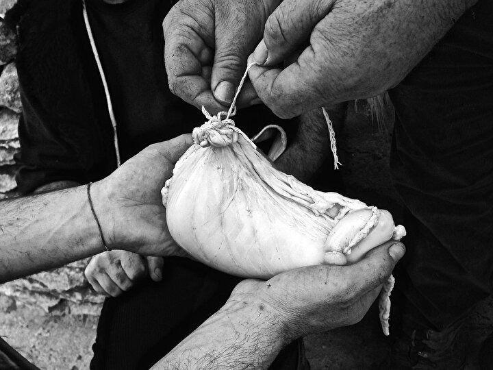 <p>Peynir yapma yöntemi olarak oldukça ilkel, vahşi ve özgün bir tarza sahip olan Callu de Cabrettu peyniri günümüzde hala yapılmaktadır.</p>