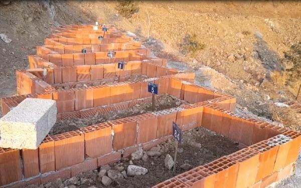 <p>'MEZAR SAHİPLERİNE DUYURULAR YAPTIK'</p>

<p>Yusufeli Belediye Başkanı Eyüp Aytekin, ilçede kayıtlı mezarların bazılarının sahiplerine ulaşamadıklarını belirterek, “Baraj projemizden dolayı ilçemiz, köylerimiz sular altında kalıp, yeni yerine taşındığından, mezarlık alanlarımız da isteyen, muvafakatname verenlerin mezarları, yeni yerlerimize DSİ tarafından taşıması yapılıyor</p>
