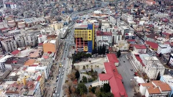 <p>Binanın içerisine girip katları gezen Güngör, firma yetkilisinden çalışmalar hakkında bilgi aldı. Başkan Hayrettin Güngör, 4 ayda yıkılması planlanan binanın 2 yıl içerisinde tamamlamayı planladıkları kent meydanının bir parçası olduğunu söyledi. Meydanın yapılacağı alanda bulunan eski adliye ve AFAD binalarının yıkıldığını hatırlatan Güngör, şöyle devam etti:</p>
