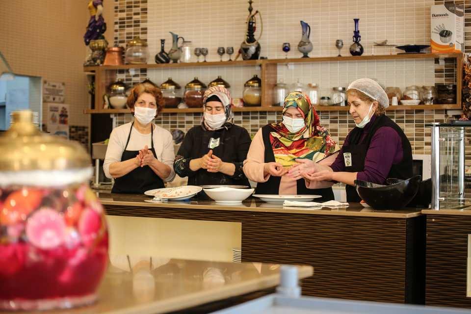 <p>Kent dışından gelen misafirlerin &ouml;zellikle y&ouml;resel yemekleri tercih ettiğini anlatan Ke&ccedil;eli, "Bu yemeği arzu edenlere paket yapıp g&ouml;nderiyoruz. Meşakkatli bir yemek ama T&uuml;rkiye'nin her yerine g&ouml;nderebiliyoruz. Malatya'nın eskiden komşuluk ilişkileri &ccedil;ok sıcaktı. Kadınlar bir araya gelip her g&uuml;n bir evde bu zor yemekleri yapıyorlardı. Artık komşuluk ilişkileri azalıyor. Artık bu yemekler belli yerlerde yapılıyor. Zor ve uğraştırıcı bir yemek." dedi.</p>

<p>&nbsp;</p>
