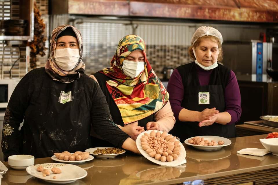 <p><strong>- "En nadide k&ouml;fte yemeklerinden"</strong></p>

<p>Malatya Gastronomi Turizm ve Tanıtım Derneği Başkanı Zeki Saygı ise Malatya'nın 17 &uuml;r&uuml;n&uuml;n&uuml;n coğrafi işaret belgesi olduğunu s&ouml;yledi.</p>

<p>&nbsp;</p>

