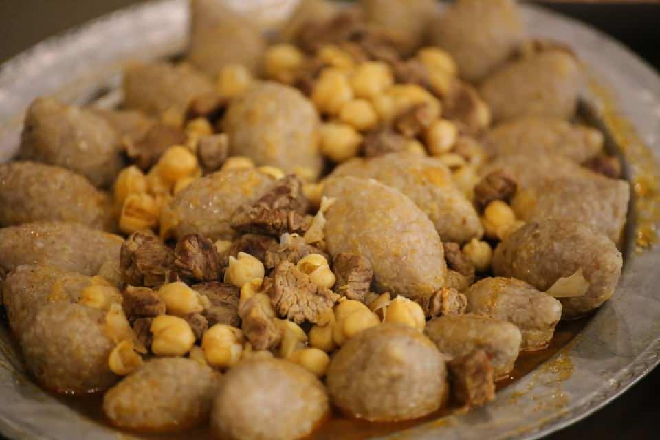 <p>İnsanlar gittikleri illerde o ilin en meşhur yemeği ve y&ouml;resel yemeğini tercih ediyor. 5-10 yıl &ouml;nce belki analı kızlı k&ouml;fteyi bir iki yerde yiyebilirdiniz ama şimdi hem lokantalarımızda hem kadın kooperatiflerimizde bulunuyor."</p>
