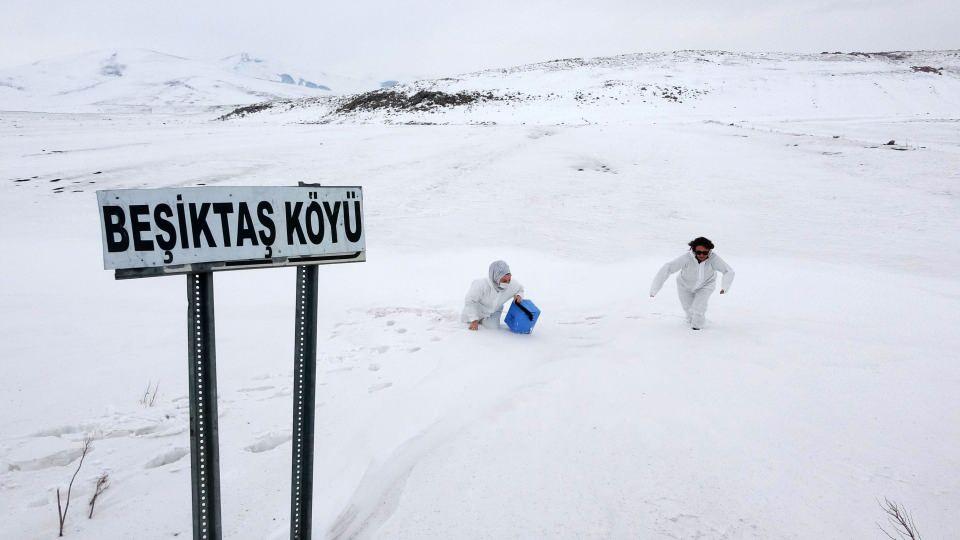 <p>Kış mevsiminin çetin geçtiği Ardahan'da, yeni tip korona virüs (Covid-19) ile mücadele kapsamında aşı çalışması yürüten sağlık ekipleri, kar ve tipiye rağmen kırsaldaki köylere ulaşarak vatandaşların aşısını yapıyor.<br />
 </p>
