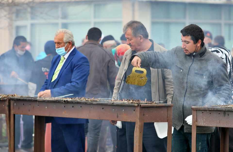 <p>Samsun'un Yakakent ilçesinde düzenlenen hamsi festivalinde katılımcılara 2 ton hamsi ikram edildi.</p>
<p> </p>