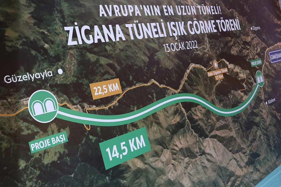 <p>Karaismailoğlu, 500 personelle 7 gün 24 saat esasına dayanan yoğun çalışmaları daha da hızlandırarak 2022 yılı sonuna kadar imalatları tamamlamayı hedeflediklerini sözlerine ekledi.</p>
<p>Konuşmaların ardından Bakan Karaismaioğlu, delici iş makinesi kullanarak tünelin açılışını gerçekleştirdi. Daha sonra diğer tarafta bekleyen işçilerle buluşan Karaismailoğlu, hatıra fotoğrafı çektirdi.</p>
<p>Törene, Trabzon Valisi İsmail Ustaoğlu, Gümüşhane Valisi Kamuran Taşbilek, AK Parti Trabzon Milletvekili Adnan Günnar, Trabzon Büyükşehir Belediye Başkanı Murat Zorluoğlu, Gümüşhane Belediye Başkanı Ercan Çimen, Karayolları Genel Müdürü Abdulkadir Uraloğlu da katıldı.</p>