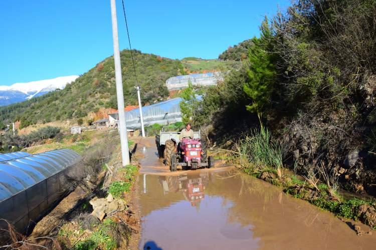 <p>Antalya’nın Kumluca ilçesinde sağanak yağmurlar nedeniyle bozulan yollar mahalle sakinleri tarafından imece usulü ile tamir ediliyor.</p>
