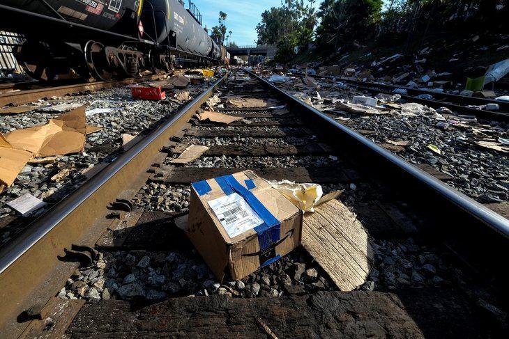 <p>POLİSE SOYGUN İHBARI GİTMEMİŞ</p>

<p> </p>

<p>Gazetecilerin olay yerinde bulunduğu sırada bile hırsızların trene baskın yaptığı ve güpegündüz konteynerleri soyduğu görüldü.</p>
