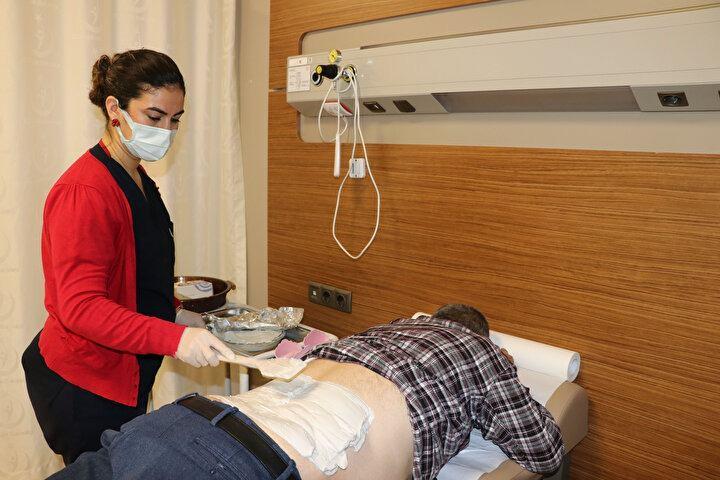 <p>"Artık yürüyebiliyorum"</p>
<p>Hastalardan 67 yaşındaki Güler Bağış, üç yıldan bu yana bel fıtığı nedeniyle ağrılar çektiğini, ancak tıbbi çamur sayesinde bu şikayetlerinden kurtulduğunu söyledi.</p>