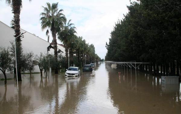 <p>Olay yerine ilk olarak Antalya Büyükşehir Belediyesi Manavgat İtfaiye Birimine bağlı itfaiye ekipleri gelirken, Manavgat Belediyesi, AFAD ve Manavgat İlçe Jandarma Komutanlığı Merkez Karakolu ekiplerinin yanı sıra bölgedeki işletmelere ait iş makineleri vatandaşların yardımına koştu.</p>
