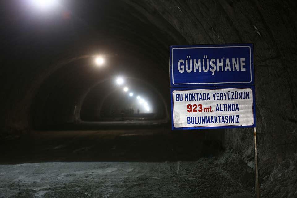 <p>Bakan Karaismailoğlu, Yeni Zigana Tüneli'nin tıpkı Marmaray, Avrasya Tüneli, Kuzey Marmara Otoyolu, İstanbul Havalimanı, Osmangazi Köprüsü, Ordu-Giresun Havalimanı, İyidere Lojistik Limanı, Yavuz Sultan Selim Köprüsü, 1915 Çanakkale Köprüsü gibi uluslararası ulaşım koridorlarının önemli bir parçası ve dünya çapında eserler olduğunu vurguladı.</p>
<p> </p>