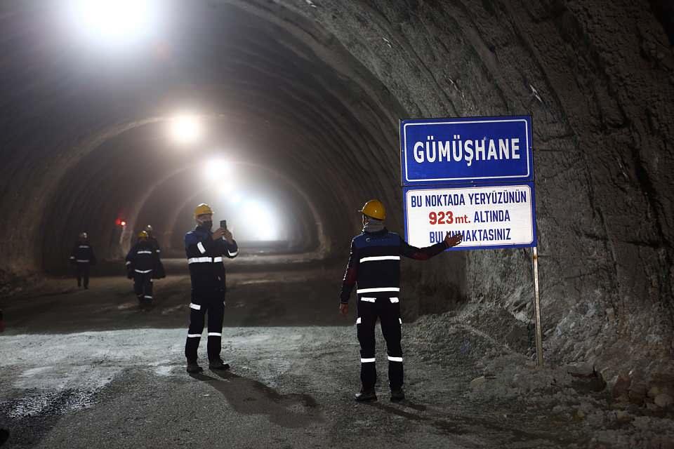 <p>Bakan Karaismailoğlu, tarihi İpek Yolu hattındaki güzergahın, hayli yüksek yoğunlukta bir trafik yükünü taşıdığını belirterek, Zigana Tüneli projesinin, Trabzon-Aşkale yolunun 44'üncü kilometresindeki Maçka/Başarköy mevkisinde başlayıp 67'nci kilometrede yer alan Köstere-Gümüşhane yoluna köprülü kavşakla bağlandığını söyledi.</p>
<p>Zigana Tüneli'nin 14 bin 500 metre uzunluğunda çift tüpten oluştuğu, toplam uzunluğunun bağlantı yolları ile 15 kilometreyi aştığına dikkati çeken Karaismailoğlu, "2,5 milyar lirayı bulan yatırım bedeli ile 12 metre genişliğindeki mevcut devlet yolu 2x2 şeritli bölünmüş yol haline gelecek. Hizmete açılmasıyla Zigana'nın zirvesinde 2010 metre olan ve birinci tünelde 1825 metreye indirilen kot, 600 metre daha aşağı çekilerek 1212 metreye inecek." diye konuştu.</p>
<p>Tünelin avantajlarını aktaran Karaismailoğlu, şöyle devam etti:</p>
<p>"Mevcut yolun kısalmasıyla seyahat süresi otomobiller için 30 dakika, ağır tonajlı araçlar için 60 dakika azalacak. Böylece zamandan 19 milyon lira, akaryakıttan 40 milyon lira olmak üzere yıllık toplam 59 milyon lira tasarruf sağlanacak. Karbon salınımı da 16 bin ton daha azalacak. Zigana Tüneli, özellikle kış aylarında yaşanan çileleri tarihe gömerek yol kullanıcılarına güvenli ve konforlu seyahat imkanı sunacak. Ayrıca mevcut Trabzon-Gümüşhane hattında bulunan keskin virajlar, rampalar ile birlikte dik yamaçlardan taş düşmesi gibi problemler de ortadan kalkacak. Trafiğin, Karadeniz sahil kesimindeki yerleşkelere, limana turizm ve sanayi merkezlerine sorunsuz akışı sağlanacak. Uluslararası ticaretin daha hızlı ve güvenilir yapılmasına büyük ve değerli katkılar bu projemizle gerçekleşecek."</p>
<p>Zigana Tüneli ve bağlantı yollarının yapımı, tasarımı ve kontrolünde yüzde 100 yerli ve milli kaynakların kullanıldığını, projenin tamamen Türk mühendisleri ve işçileri tarafından rekor bir sürede inşa edildiğini dile getiren Karaismailoğlu, ayrıca kara yolu tünellerinde Türkiye'de ilk defa yapılan dikey şaft yapılarının, Zigana Tüneli'nde teşkil edildiğini belirtti.</p>
<p> </p>