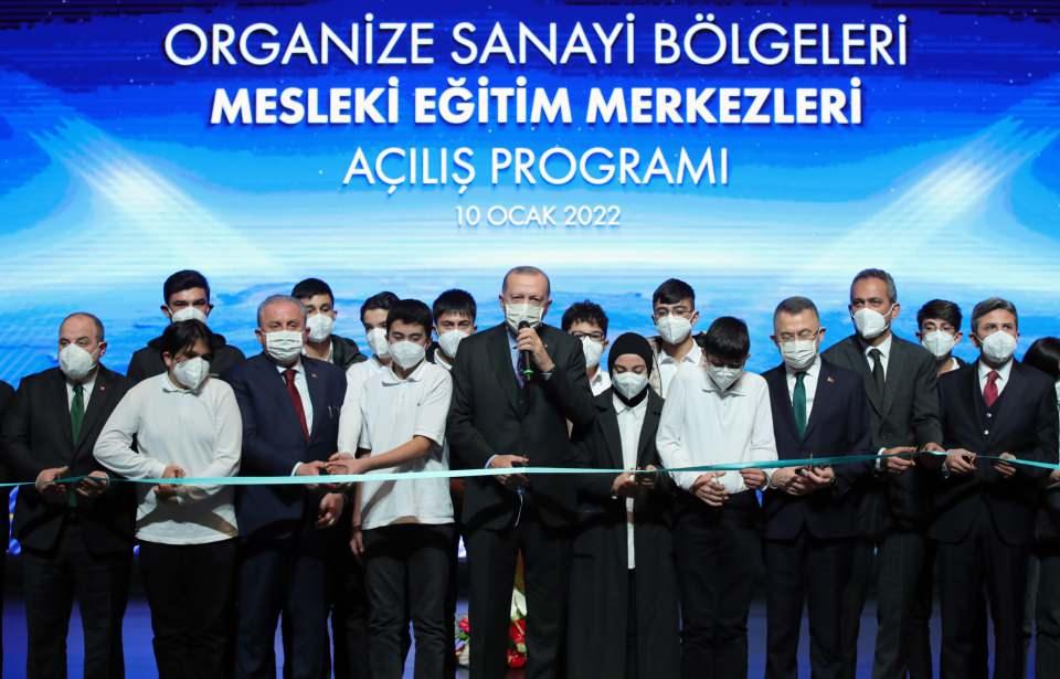 <p>Cumhurbaşkanı Recep Tayyip Erdoğan, Beştepe Millet Kongre ve Kültür Merkezi'nde düzenlenen Organize Sanayi Bölgeleri Mesleki Eğitim Merkezleri Açılış Programı'na katıldı.</p>
