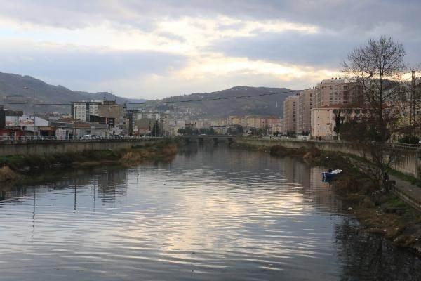<p>Samsun Ondokuz Mayıs Üniversitesi (OMÜ) Mühendislik Fakültesi Çevre Mühendisliği Bölümü Öğretim Üyesi, Çevre Sorunları Uygulama ve Araştırma Merkezi Müdürü Prof. Dr. Yüksel Ardalı, kuraklığın yakın geleceğin önemli bir problemi olacağını belirterek, "Kişi başına düşen su miktarı yıllar geçtikçe azalıyor. Su indeksi hesaplandığında Türkiye'de, yıllık içme suyunun kişi başına bin 700 metreküpün altına düştüğü durum anlamına gelen 'su stresi' henüz başlamamış görünüyor. Fakat sıcaklık artışları böyle devam ederse bize de çok yakın olduğunu söyleyebiliriz. Birkaç sene içerisinde su sıkıntısının artacağını görebiliyoruz" dedi.</p>