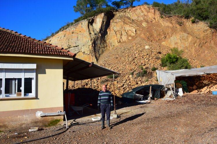 <p>Muhtar’a da söyledik. Gelen giden yok. Sonunda kendi imkânlarımızla kepçe bulduk. Traktör bulduk. İmece usulü yapmaya arar verdik yollarımızı. Büzler kapandı. Büzler kapanınca şarampoller de bozuldu. Yolar dere haline döndü” dedi.</p>