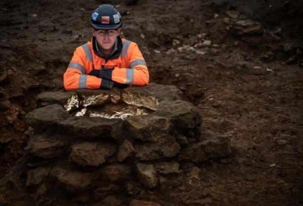 <p>Keşif tren hattı projesi sırasında, güney Northamptonshire'da bir yıldır 80 arkeoloğun kazdığı açıklanmayan bir bölgede bulunuyor.</p>

<p> </p>
