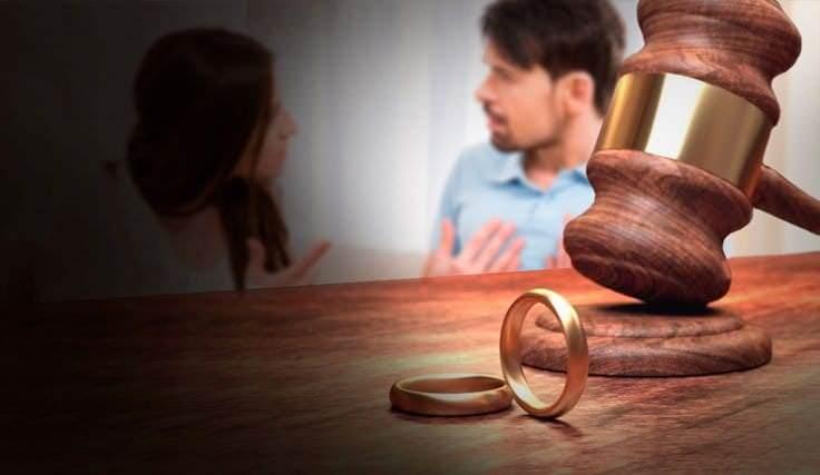 <p>Nafaka borçlusu olan koca, karısının normal şekilde hayatını devam ettirebilmesi için gerekli olan yiyecek, içecek ve diğer ihtiyaç maddelerini temin etmek, yazlık-kışlık ayırımına dikkat ederek giyim ihtiyacını karşılamak, sosyal durumuyla mütenasip dayalı döşeli bir mesken temin etmek zorundadır. Bu hususlarda eşlerin malî durumu ve çevrenin örf ve âdeti dikkate alınır. Koca birlikte ikamet edecekleri evi karısından kiralamışsa kira bedelini ödemekten imtina edemez. Birden fazla eşi varsa her birine sosyal konumuna uygun müstakil mesken temin etmekle mükelleftir. Kadın, kocasının bir başka evlilikten olup henüz ergenlik çağına ulaşmamış çocuğu hariç onun hısımlarıyla aynı meskende oturmaya zorlanamaz. Kadın da kocasının müsaadesi olmadan küçük bile olsa önceki kocasından olma çocuğunu veya bir yakınını müşterek hânede bulunduramaz. Mâlikîler, bakımını üstlenen kimse bulunmadığında kadının da küçük çocuğunu yanına alabileceği kanaatindedir. Kadın, hastalığı sebebiyle veya sosyal konumu itibariyle evin iç işlerini bizzat yapamıyorsa hukuken buna zorlanamaz, bu durumda zengin olan koca karısına hizmetçi tutmak zorundadır. Kadının evlilik nafakasına hak kazanabilmesi için kocasıyla arasında sahih bir nikâh akdinin bulunması, kocasıyla birlikte müşterek hânede ikametten ve evliliğin tabii gereklerini yerine getirmekten imtina etmemesi gerekir. Din ayrılığı nafaka borçlusu olma sıfatını etkilemediğinden Ehl-i kitap’tan bir kadınla evli olan müslüman koca onun nafakasını temin etmek zorundadır.</p>