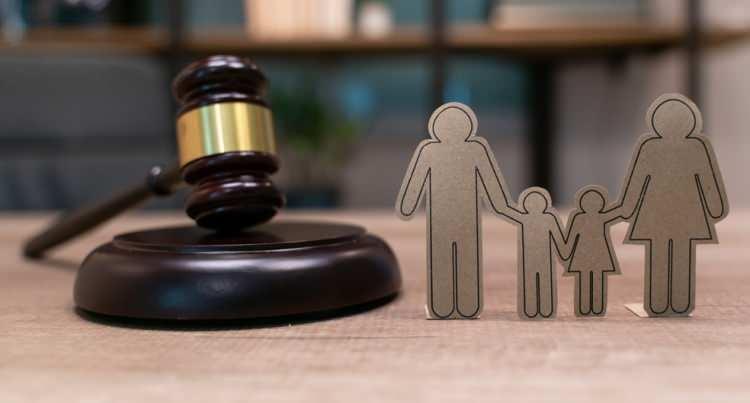 <p>Kocanın ölümü halinde kadın hamile olsa bile İslâm hukukçularının çoğunluğuna göre iddet nafakası söz konusu olmayıp mirasçı sıfatıyla kocasının terikesinden hissesine düşeni alır. Hanefî, Zâhirî ve Ca‘ferîler’e göre kocası ölen kadının mesken hakkı da bulunmazken Mâlikî, Şâfiî ve Hanbelîler kadına bu hakkı tanımaktadır. Zeydîler ise bu durumda kadının nafaka hakkının bulunduğu, fakat mesken hakkının bulunmadığı kanaatindedir. Ayrılık kocanın boşaması sebebiyle meydana gelmişse dönülebilir (ric‘î) talâkta kadın hamile olmasa bile iddet nafakasını hak eder. Dönüşşüz (bâin) talâkta kadının hamile olması durumunda fakihlerin büyük çoğunluğu nafakaya hak kazanacağı görüşündedir. Hamile değilse Hanefîler’e göre meskenle birlikte nafaka hakkı, Mâlikî ve Şâfiîler’e göre sadece mesken hakkı tanınır; Hanbelî ve Ca‘ferîler’e göre ise gerek nafaka gerekse mesken hakkı söz konusu değildir. Zâhirîler bâin talâkla boşanan kadının hamile olsun olmasın nafaka ve mesken hakkı bulunmadığı, Zeydîler ise sadece nafaka hakkına sahip olduğu kanaatindedir. Evlilik kocanın irtidad etmesi veya hürmet-i musâhare meydana getirecek bir fiili işlemesi sebebiyle yahut kadının bulûğ muhayyerliği, akde konan kefâet şartının gerçekleşmemesi, mehrinin emsallerinden düşük olması veya sağlık gerekçelerine dayanarak yaptığı başvuru üzerine hâkimin nikâhı feshetmesi suretiyle sona ermişse koca iddet nafakası ödemekle mükelleftir. Kadının irtidadı veya hürmet-i musâhareye sebebiyet vermesi halinde ise iddet nafakası talep edemez.</p>
