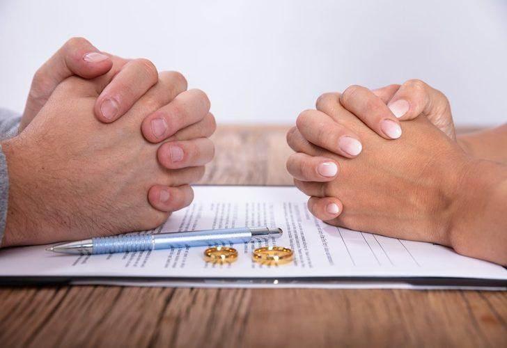 <p>Hanefî, Zeydî, Zâhirî ve Ca‘ferî mezheplerine göre birden fazla fürû usulün nafaka talebine muhatapsa usule en yakın olanı nafaka ile yükümlü olur. Meselâ nafaka alacaklısı durumundaki usulün fürû olarak oğlunun oğlu ile kızı bulunuyorsa nafakanın tamamı kızı tarafından karşılanır. Aynı yakınlık derecesinde birden fazla fürû bulunduğunda eşit hisseler halinde usulün nafakasını temin ederler. Fürûun nafaka mükellefi kılınabilmesi için usulünün vârisi olup olmaması, eğer vâris ise mirastaki pay oranı önemli değildir; esas olan yakınlıktır. Meselâ nafaka alacaklısı usulün bir kızı ve bir oğlu varsa nafaka borcunu eşit olarak öderler. Şâfiî mezhebinde fürûun yakınlık dereceleri farklı ise en yakın olanı, yakınlık dereceleri aynı ise usulün mirasçısı olanların hepsi mirastaki hisseleri dikkate alınmaksızın nafaka yükümlüsü sayılır. Hanbelî mezhebinde fürûun nafaka yükümlülüğü usulden alabilecekleri miras hisseleri nisbetindedir. Mâlikî mezhebinde ise ana-baba nafaka alacaklısı olduğunda çocuklarının tediye güçleri farklı ise her biri zenginlik derecesine göre ödemede bulunur.</p>