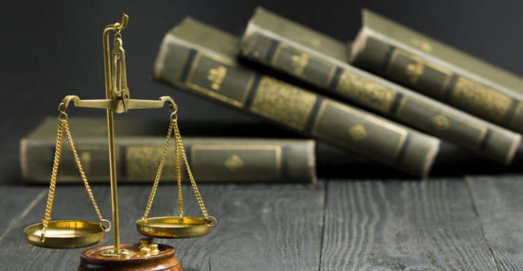 <p>Ebû Yûsuf’a ve Hanefî mezhebi dışındaki çoğunluğa göre hayvanının sahibi nafakasını temin etmez ve durum mahkemeye intikal ederse hâkim bu vecîbeyi yerine getirmesine, getiremeyecekse onu satmasına veya başkasına kiralayıp nafakasını karşılamasına, bunlar sonuç vermediğinde, eti yenen türden ise hayvanını kesmesine hükmeder. Bu yollardan biriyle netice alınamadığı sürece hayvanın nafakası devlet tarafından, o da mümkün olmazsa çevredeki müslümanlar tarafından karşılanır. Hanefî mezhebine göre ise bu konuda hâkimin vereceği karar bir uyarı niteliğinde olup hayvan sahibinin sorumluluğu hukukî (kazâî) olmaktan çok dinî ve ahlâkîdir (diyânî). Öte yandan fıkıh kitaplarında ve Osmanlı Nafaka Kanunu taslağında nafaka konusuyla ilintisi kurularak hayvanlara iyi muamele edilmesi ve yavrularının bakımı gibi hususlar üzerinde de durulmuştur. Meselâ hayvana ağır yük yüklemek ve onu devamlı yürütmek hukuka aykırı sayıldığı gibi emziren hayvanın memesinde yavrusuna yetecek kadar süt ve kovanlarda kış mevsiminde arılara yetecek miktarda bal bırakmanın gerekli olduğu belirtilmiştir (el-Ahkâmü’ş-şer‘iyye, md. 630-633)</p>
<p> </p>