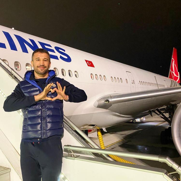<p><span style="color:#800000"><strong>ADEM KILIÇCI</strong></span></p>
<p><em><span style="color:#800000"><strong>"Hüzünlü bir akşamüstü, yurda veda ederken.. Birlikte çıktığımız son yolculuğumuza kalbimde sizlerle gidiyorum. Beni hiç bir zaman yalnız bırakmadınız şimdi de yalnız gitmiyorum. Bu yola kazanmayı hayal ederek, kaybetmeyi de göze alarak çıktık. Zor ve uzun bir serüven bizi bekliyor. Ulaşılması gereken bir hedef, verilmesi gereken bir mücadele ve kazanılması gereken bir Allstar şampiyonluğu var </strong></span></em></p>
<p><em><span style="color:#800000"><strong>Unutmayın; yeni bir hedef, yeni bir mücadele, yeni bir şampiyonluk bizi bekliyor"</strong></span></em></p>