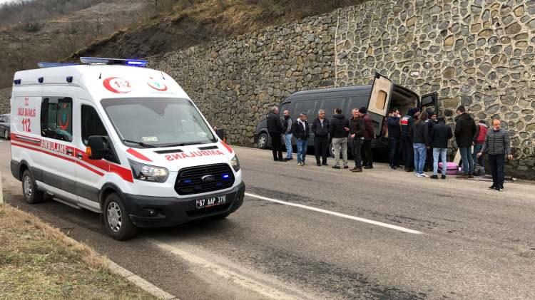 <p>Ankara'dan aldığı yolcuları Zonguldak'a götüren Hüseyin Erzurumlu yönetimindeki 67 AS 825 plakalı minibüs, Himmetoğlu köyü yakınlarında kontrolden çıkarak, istinat duvarına çarptı.</p>
