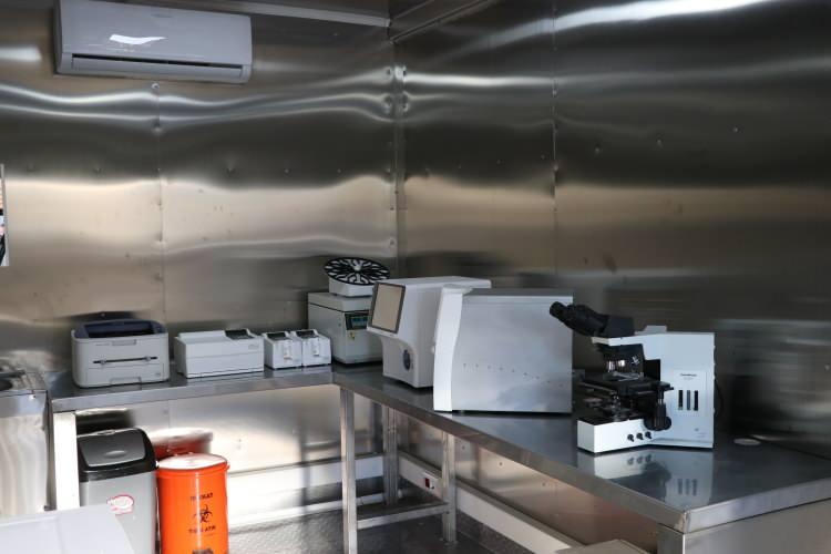 <p>Sünbül, laboratuvar konteynerinde kan saklama cihazı, kit saklama dolabı, güç kaynağı, hemogram cihazı, biyokimya analizörü ve anti bakteriyel özelliğe sahip klimanın mevcut olduğunu bildirerek, diş konteynerinde ise dental koltuk, dental koltuk için kompresör, periepikal röntgen cihazı ve anti bakteriyel özelliğe sahip klima bulunduğunu aktardı.</p>

<p> </p>
