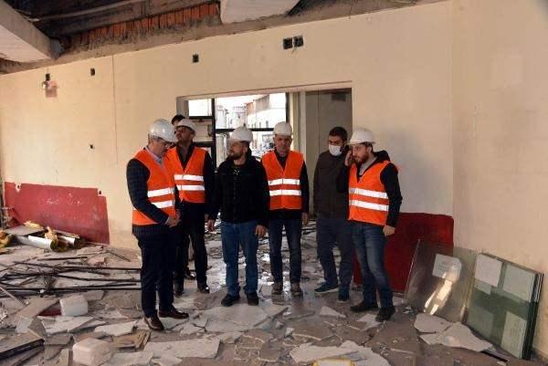 <p>"Valiliğimiz, eski adliye binası ile özel mülkiyete konu olan 40 dönümlük bir alanın dönüşümden bahsediyoruz. Eski adliye ve AFAD binamızın yıkımını geçekleştirdik. Şimdi de 18 katlı ve Google'da da yazdığınızda dünyanın en çirkin binası olarak çıkan bu binanın yıkımını gerçekleştiriyoruz. 30 yıl önce o günün şartlarına göre yapılmış ama yapıldığı günden bu yana hep eleştiri konusu olmuş. Bir; binanın civardaki binaları esas aldığımızda silueti bozması, bir diğeri de çok fonksiyonel olmaması gibi nedenlerle buradaki dönüşüm çalışmalarında bu binanın yıkımına başladık."</p>
