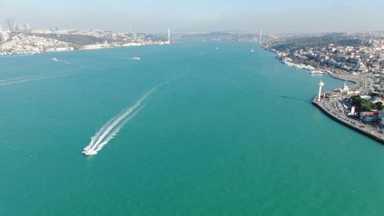 <p>"Denizin rengi böyle daha güzel görünüyor"<br />
Ahmet Yılmaz adlı vatandaş, "Yürümek, hava almak için güzel bir gün. Denizin rengi neden böyle bilmiyorum. Deniz için değil öylesine yürüyüş için çıkmıştım. Denizin rengi böyle daha güzel görünüyor. 2 gündür denizin rengi böyle, ama neyin sonucu bilmiyorum" dedi.</p>