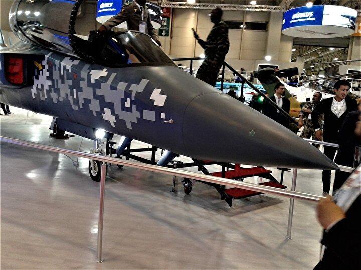 <p>Milli savaş uçağı TF-X'te ilk uçuş 2025 yılında gerçekleştirilecekken bir önemli gelişme ise Jet Tekamül ve Hafif Taarruz Uçağı HÜRJET'de ortaya çıktı.<br />
<br />
Kaynak: SavunmasanayiST</p>
