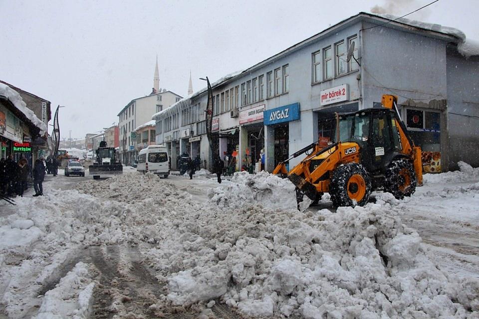 <p>Karlıova ilçesinde 2 gündür etkili olan kar yağışı, hayatı olumsuz etkiledi. Kar küreme ve tuzlama çalışmaları yapan belediye ekipleri, cadde ve sokaklarda biriken karları kamyonlarla ilçe dışına taşınıyor. </p>
