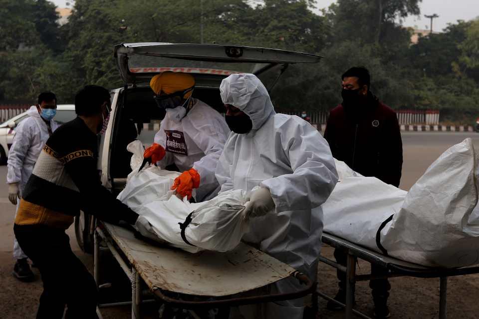 <p>Başkent Delhi'de krematoryumlarda cenaze işlemleri devam ederken koruyucu kıyafetler giyen görevliler, Kovid-19 nedeniyle ölen kurbanları Hindu geleneklerine göre yaktı. </p>
