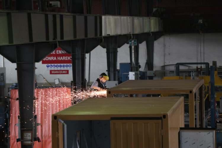 <p>Jeneratör konteynerleri, 2 konteyner her biri 450 kVA güç üreten jeneratöre sahiptir. 2 jeneratör senkronize çalışabilme özelliğine sahiptir. </p>
