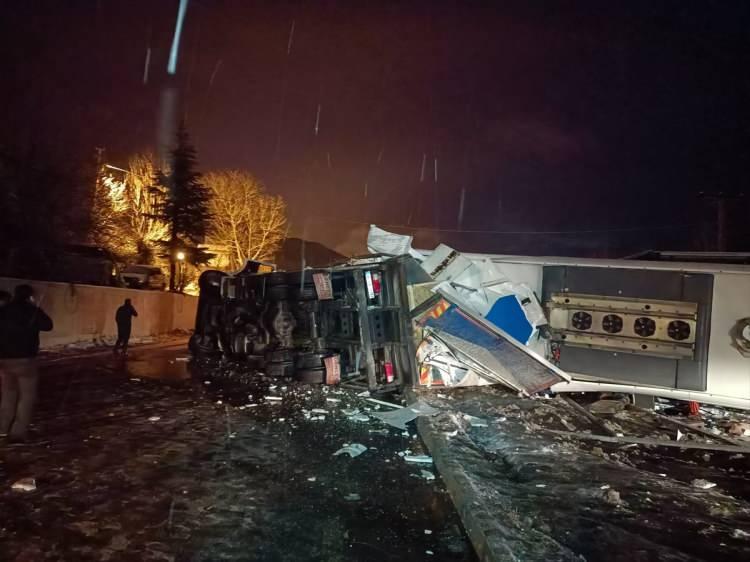<p>Sivas'ın Koyulhisar ilçesinde yolcu otobüsünün kaza yapan tıra çarptıktan sonra devrilmesi sonucu 1 kişi öldü, 27 kişi yaralandı.</p>
