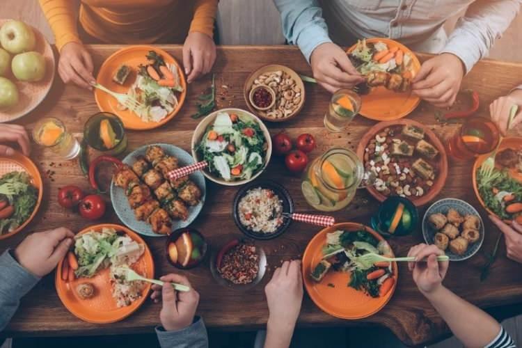 <p>Yemek yedikten sonra yapılan bazı alışkanlıklar vücuda zararlı olabiliyor. Çoğumuzun sıklıkla yaptığı ancak zararlı olduğunu bilmediği bu davranışlar sağlığımız için oldukça tehlikeli hareketlere dönüşebiliyor. İşte yemek yedikten sonra yapılmaması gereken 6 alışkanlık...</p>
