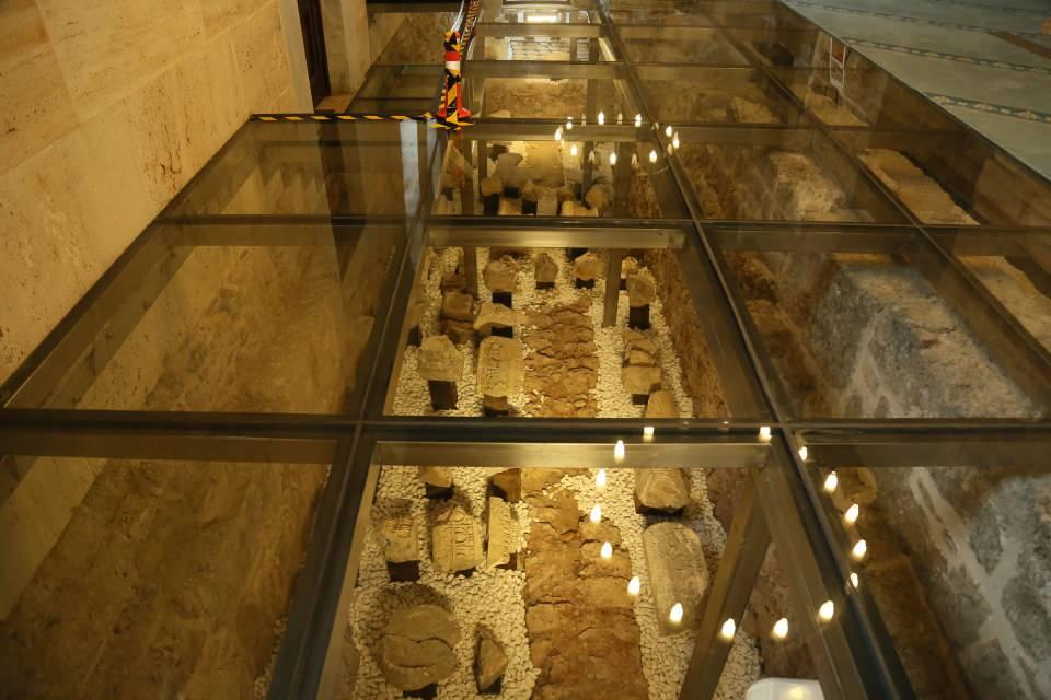 <p>Coşar, “Kaleiçi, 2 bin 500 yıl önce medeniyetin olduğu ve çok kadim bir şehirleşmeye sahip. Şehir meydanı dediğimiz bu bölümde geniş alanda agora tabir edilen meydanın köşesine kilise olarak yapılmış sonrasında çeşitli dönemlerde her medeniyet kendine göre değişiklikler yapmış. Selçuklulara kadar geliyor ve Türklerin Antalya'yı fethetmesiyle birlikte burası camiye dönüşüyor. Şehzade Korkut'un isminin verilmesinin sebebi de minaresini Şehzade Korkut yapmış ve bu yörenin aslında tek şehzade camisi olması nedeniyle de çok önemli" diye konuştu.</p>

<p> </p>
