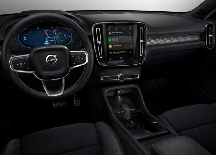 <p><strong>Volvo XC40</strong>, 418 kilometrelik bir menzil sunuyor. 408 beygirlik güce sahip olan araç 0'dan 100'e 4,9 saniyede ulaşıyor.</p>
